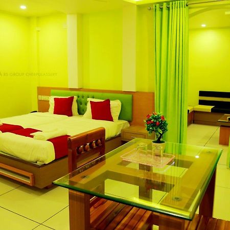 Hotel Royal Plaza Residency Cheruppulasseri Exteriér fotografie