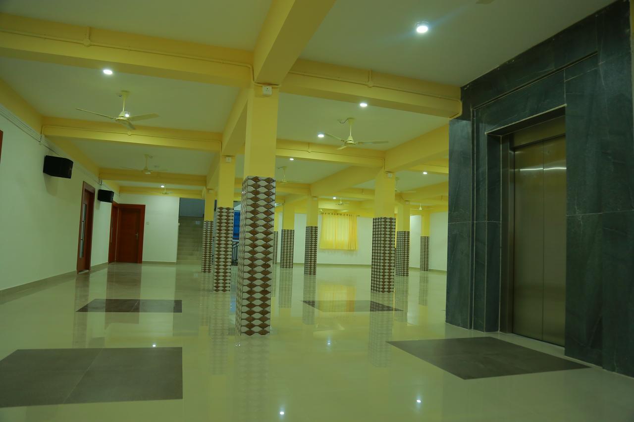 Hotel Royal Plaza Residency Cheruppulasseri Exteriér fotografie