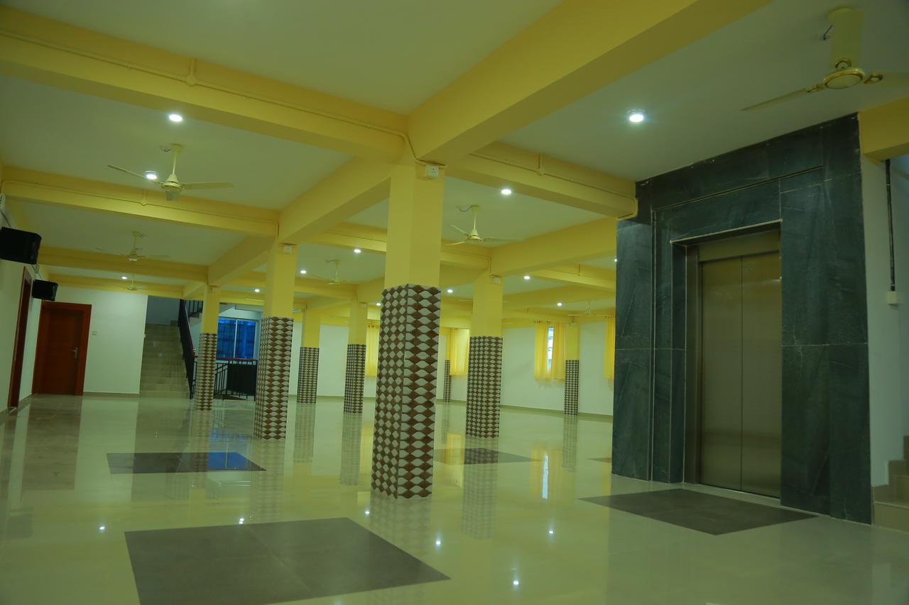 Hotel Royal Plaza Residency Cheruppulasseri Exteriér fotografie